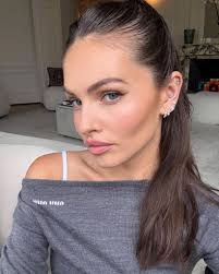 ThatsnotwhatIwassupposedtosay.Sheshutdownherselffromeveryoneandremainedinherworlduntilherparentsforcehertogotocollege.Thecollectionisexpansive